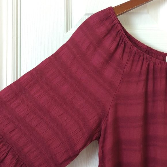 Neiman Marcus Jacquard Striped Off Shoulder Quarter Bell Sleeve Blouse Berry S - Picture 3 of 10